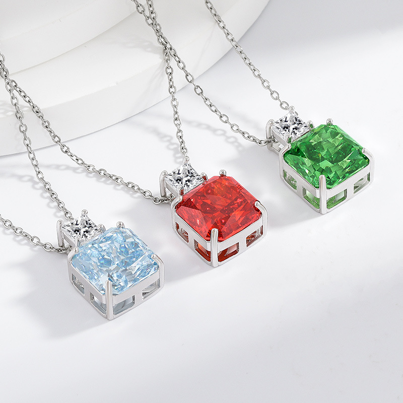 Ciondolo quadrato con diamante - Perfume Fine Fragrance recensione e prezzo